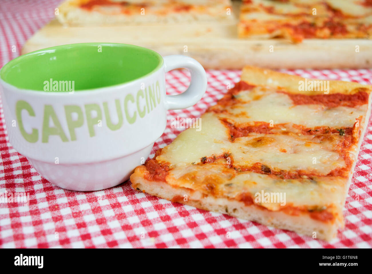 Pizza und cappuccino Stockfoto