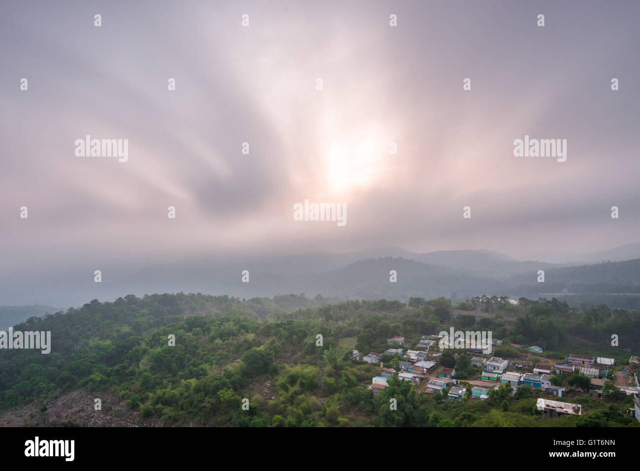 Morgenwolken über ein Dorf in den Hügeln in Karnataka, Indien Stockfoto