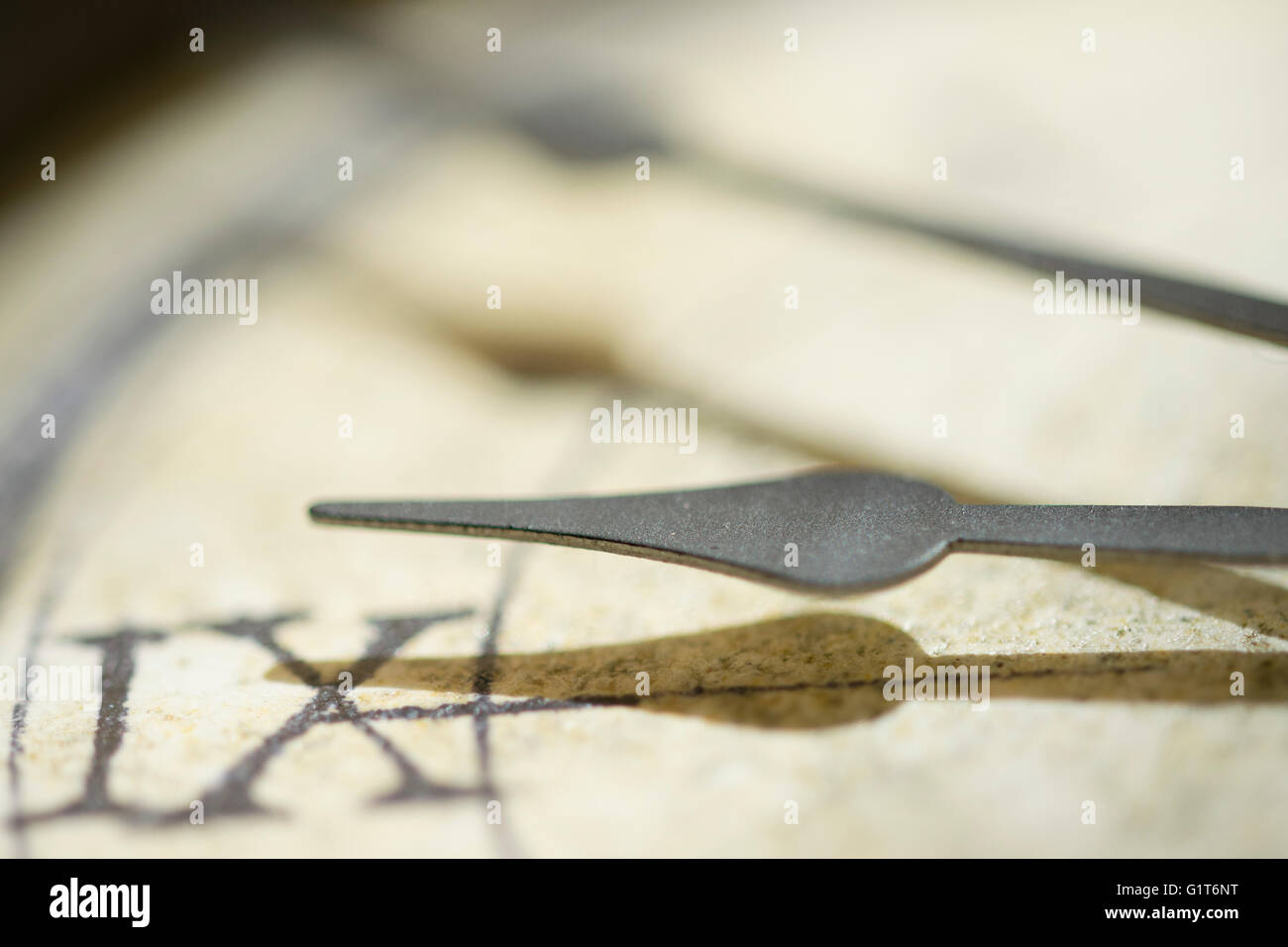 Konzept der Zeit mit einer Hand von einer alten Uhr Stockfoto