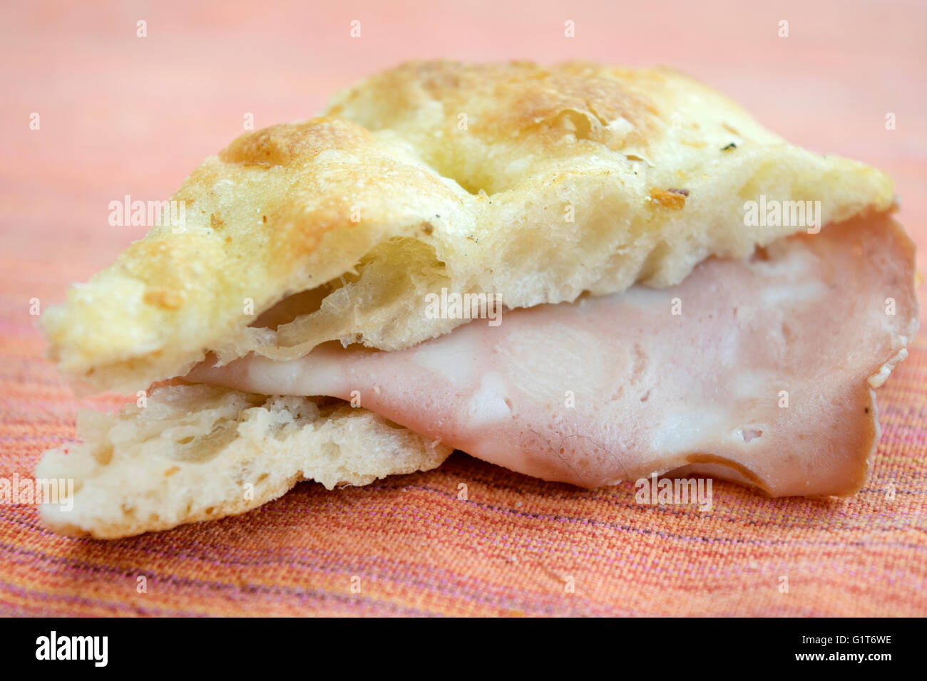 Keil aus Focaccia-Brot gefüllt mit Scheiben von bologna Stockfoto