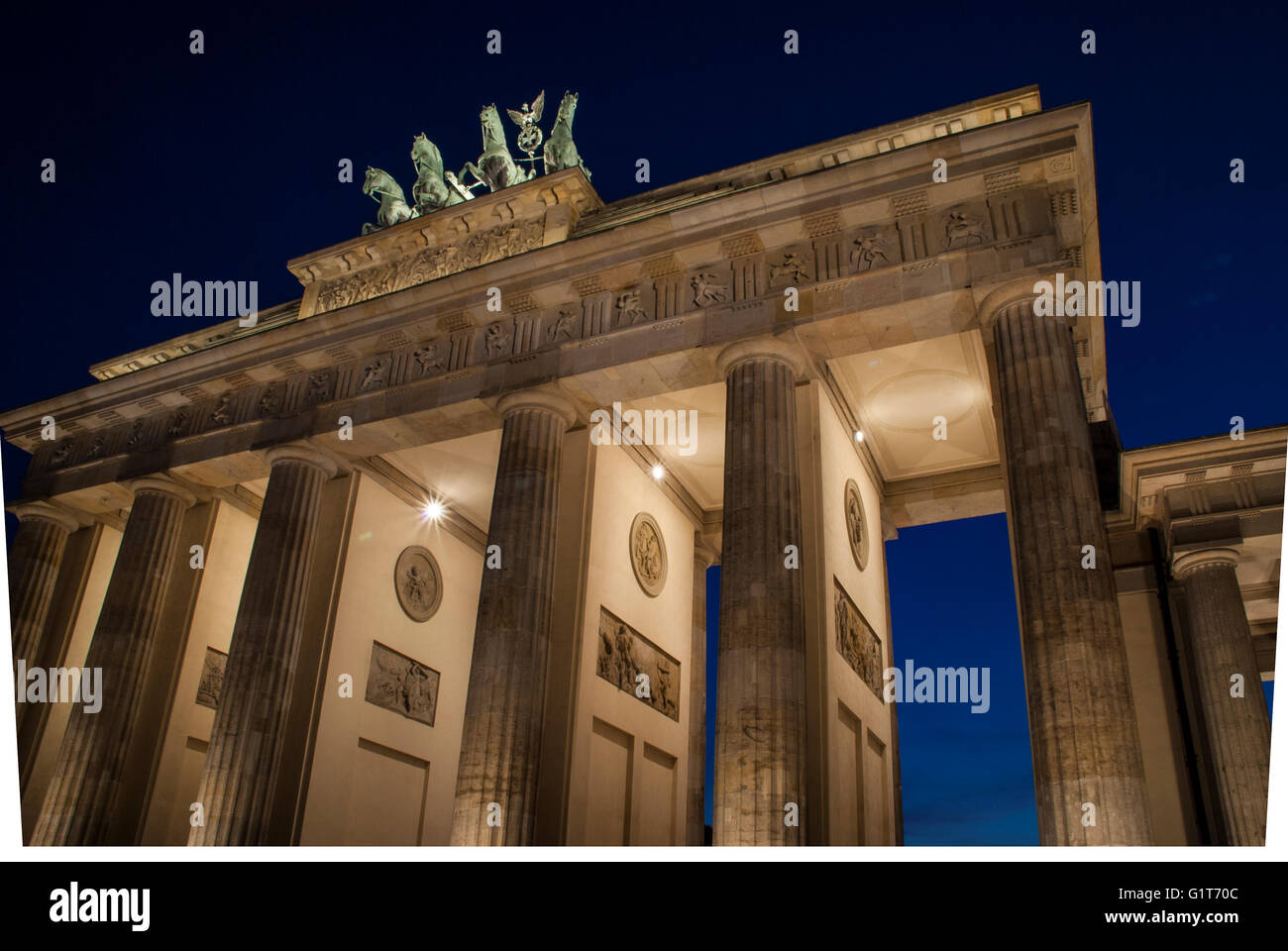 Nachtansicht im Branderburger Tor (Brandenburger Tor) in Berlin, Deutschland Stockfoto