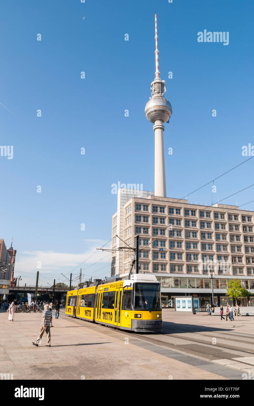 Berlin gelbe Straßenbahn mit Passanten Anzeige der Fernsehturm Fernsehturm aber Alexanderplatz Berlin Deutschland reisen Stockfoto