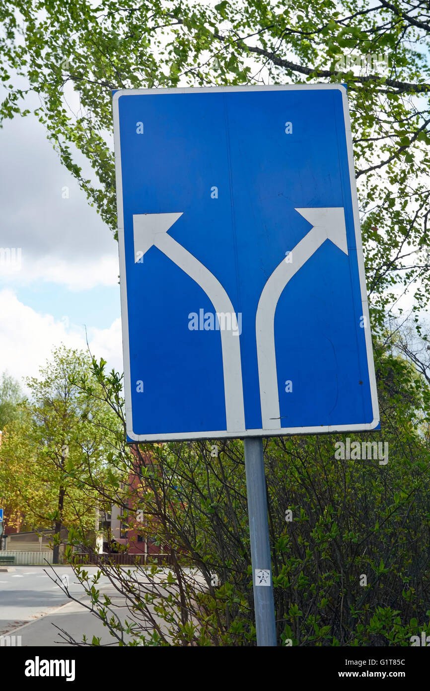 Verkehrsschild mit zwei Pfeilen, die in verschiedene Richtungen zeigen Stockfoto