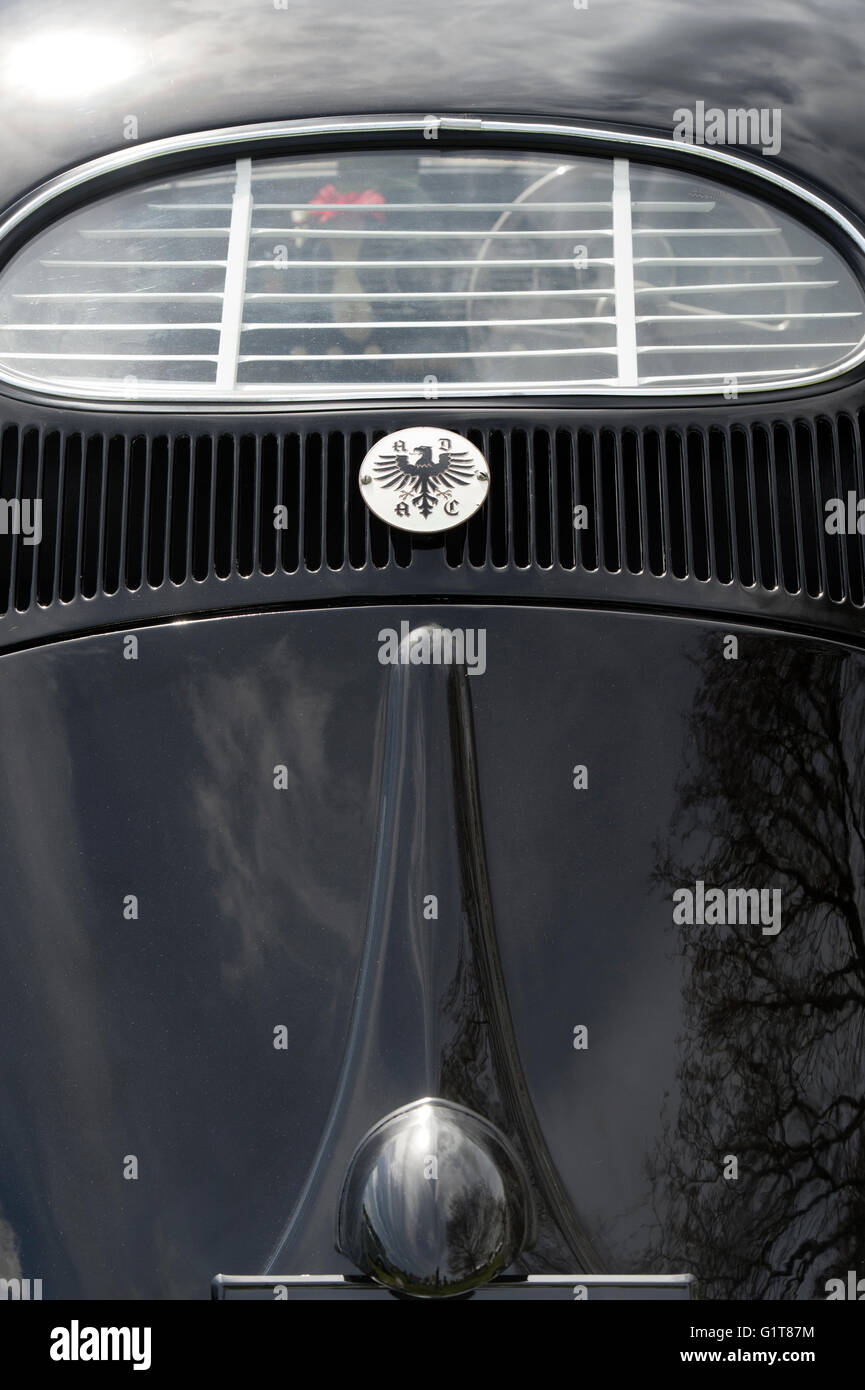 ADAC Eagle Abzeichen Deutschland auf der Rückseite des VW Käfer 1954 Stockfoto
