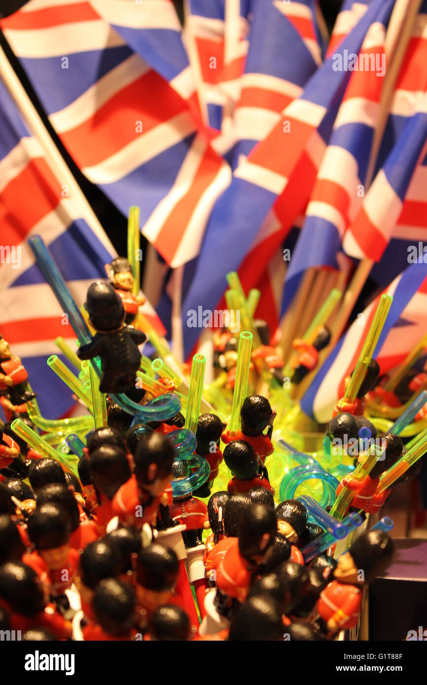 UK-Spielzeug-Soldat-Strohhalme und Flagge Stockfoto