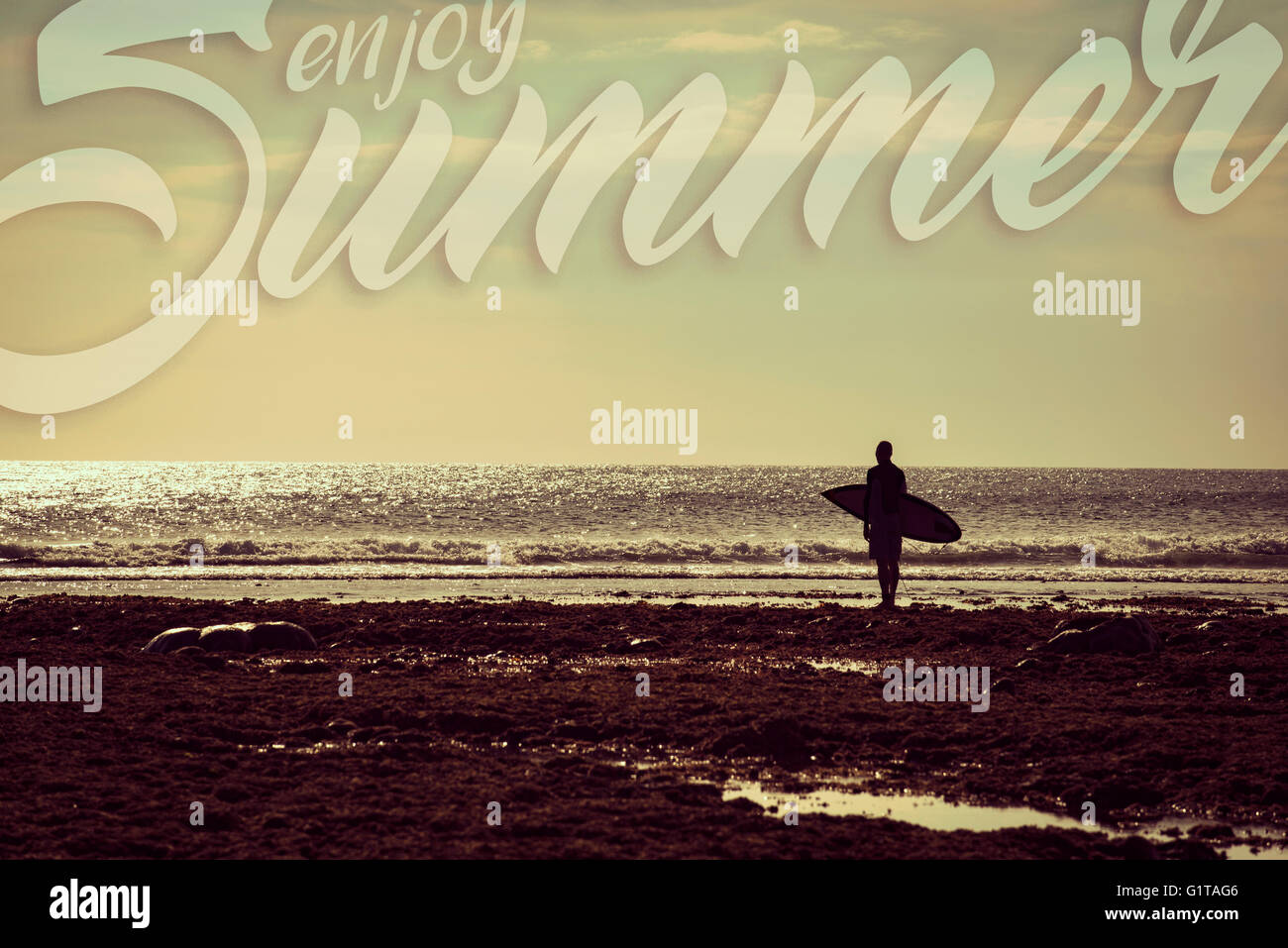 Surfer Mann Silhouette im Strand Küstenlandschaft mit Vintage-Filter. Genießen Sie Sommer-Urlaub-Konzept für Surf-Grußkarte oder heilen Stockfoto