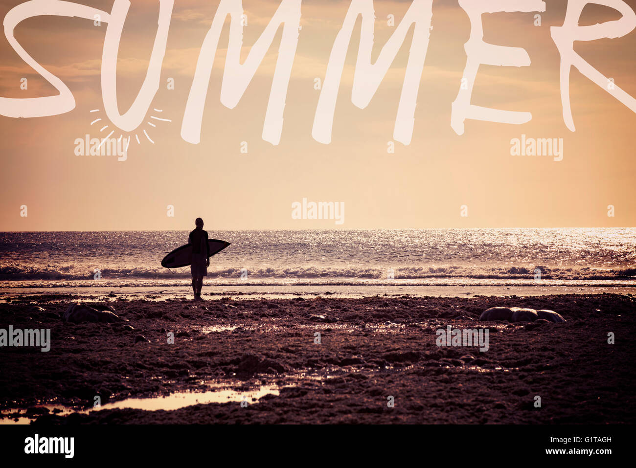 Surfer-Mann-Silhouette in Strand Landschaft mit Vintage-Filter. Genießen Sie Sommer-Konzept für Surf-Grußkarte Stockfoto