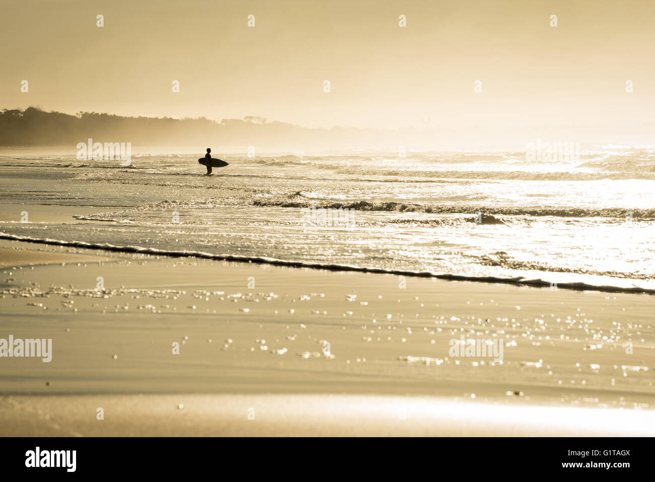 Mann-Silhouette mit Surfbrett im Strandküste, Sommer surfen Konzept. Gesunde Lebensweise Urlaub Poster oder Surf-Grußkarte. Stockfoto
