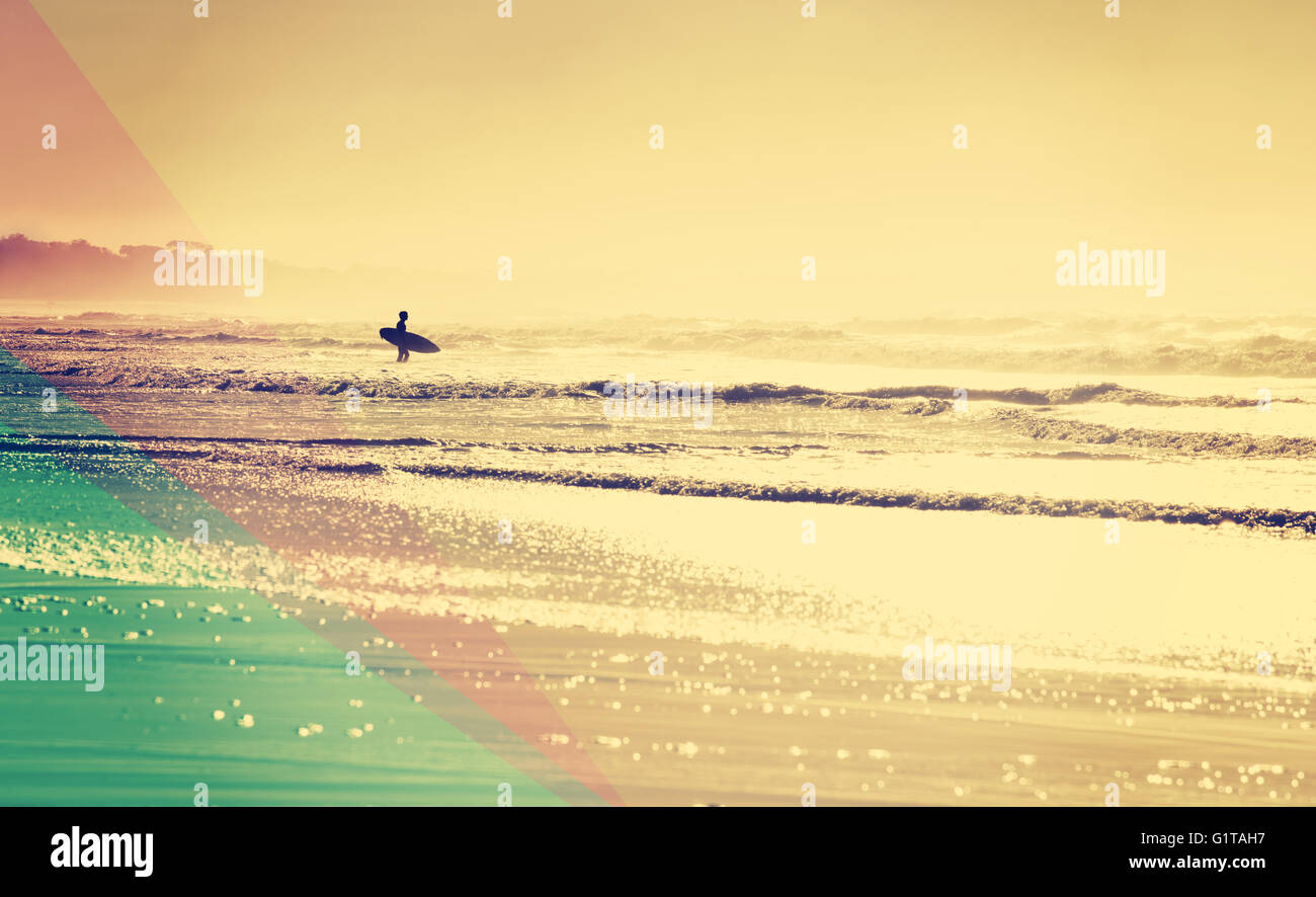 Mann-Silhouette mit Surfbrett im Strandküste, Vintage Sommer surfen Farbkonzept. Surf-Grußkarte oder einem gesunden Lebensstil Stockfoto