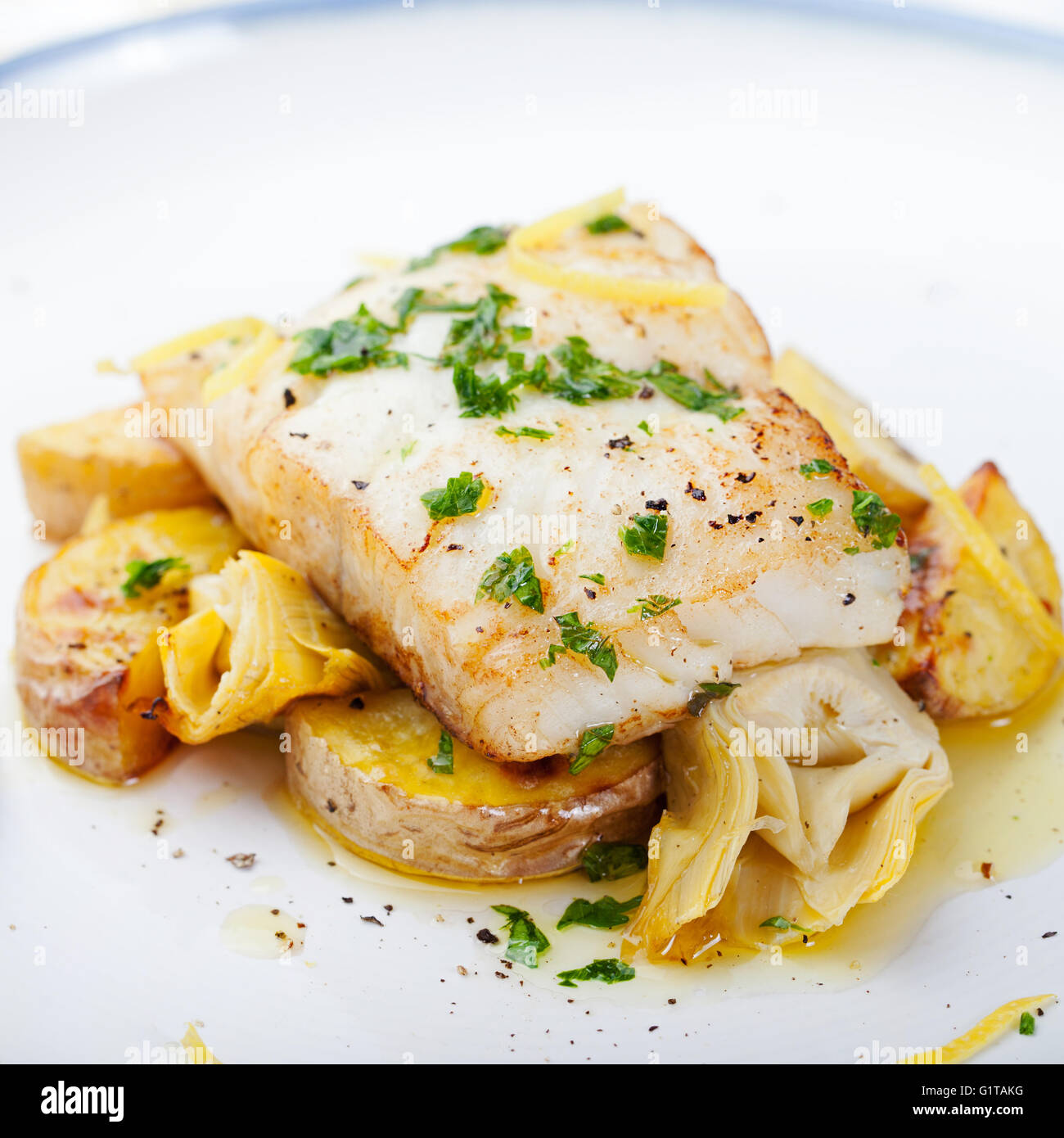 Gebratener Kabeljau, Stockfisch mit gebackenen Kartoffeln und