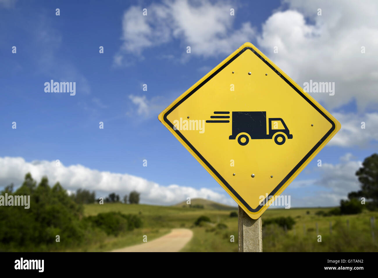 Schneller Versand Service überall, effiziente Paket Lieferung Konzept. Straßenschild mit Lastwagen-Symbol im ländlichen Landschaft umfasst cop Stockfoto