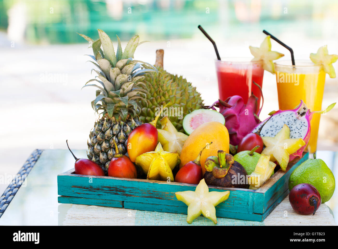 Sortiment an exotische Südfrüchte mit Smoothie und frischen Saft Stockfoto