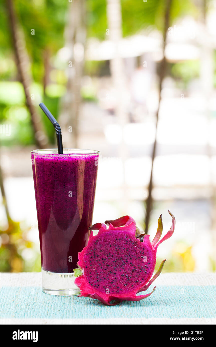 Glas Drachen Frucht-Smoothie, Saft und frische pitahaya Stockfoto