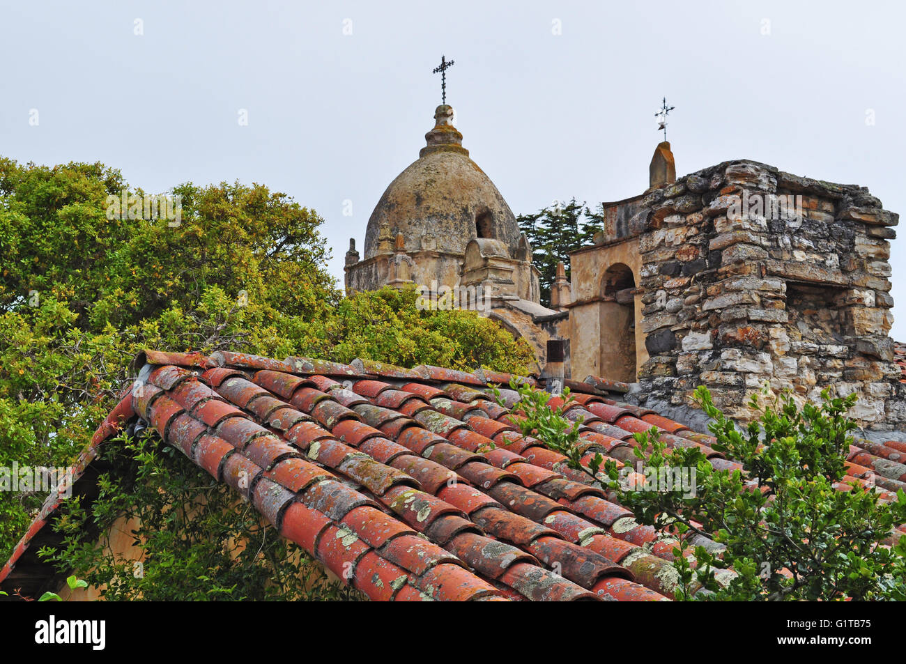 Der Karmel am Meer, Kalifornien: Blick auf die Mission San Carlos Borromeo, eine römisch-katholische Mission Church in 1771 von Franziskaner Missionare gebaut Stockfoto