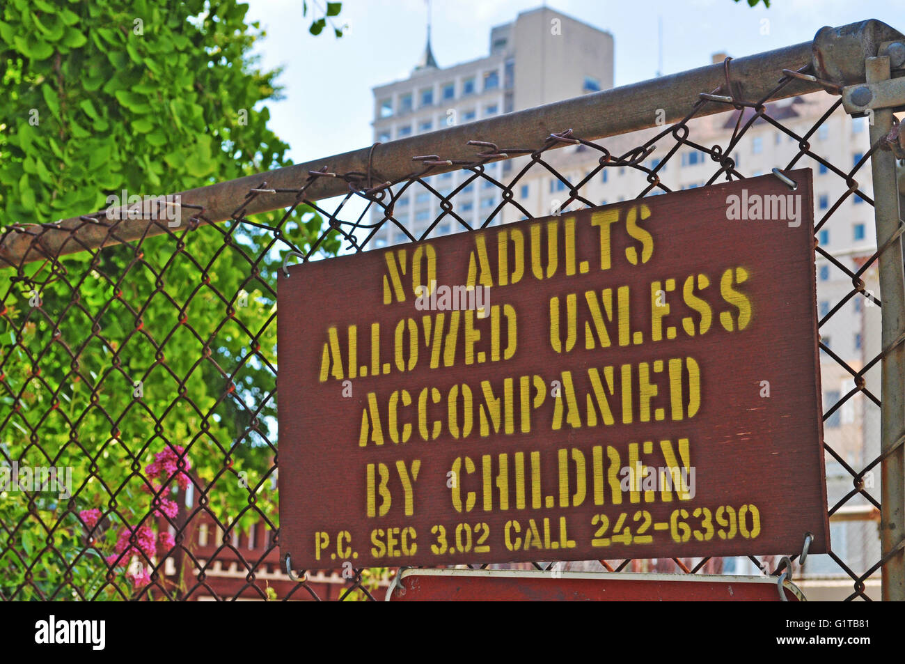 San Francisco, Kalifornien, Usa: eine ironischen Zeichen auf ein Tor von einem Kinderspielplatz Stockfoto