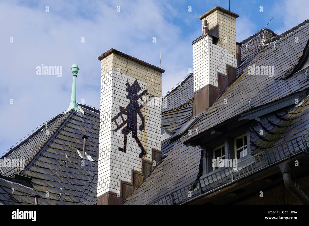Ein Schornsteinfeger gezeichnet auf den Schornstein in Baden-Baden, Deutschland Stockfoto
