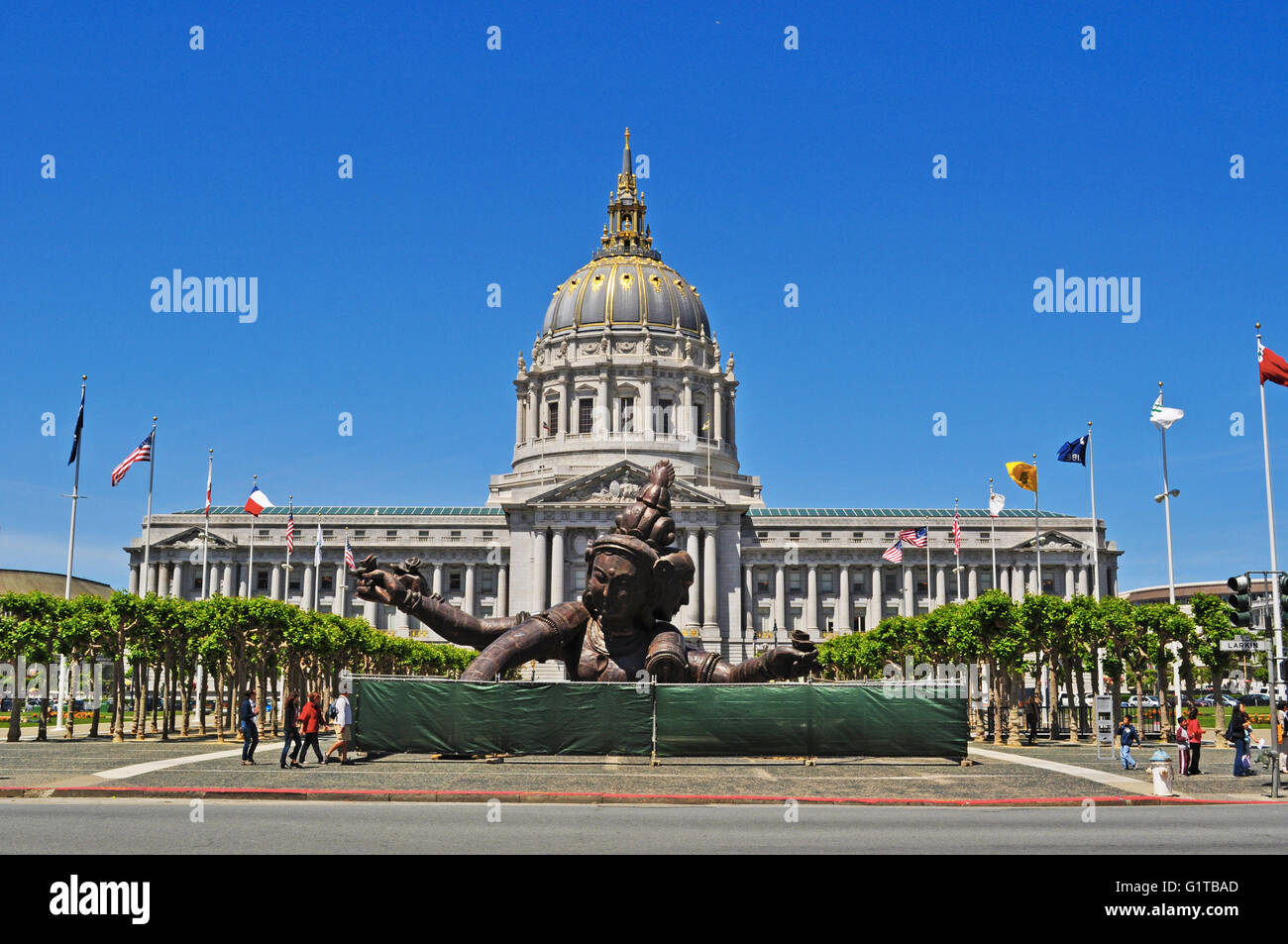 San Francisco: Drei Köpfe sechs Arme, eine Skulptur von Zhang Huan, und das Rathaus, der Sitz der Regierung für die Stadt und die Grafschaft von San Francisco Stockfoto