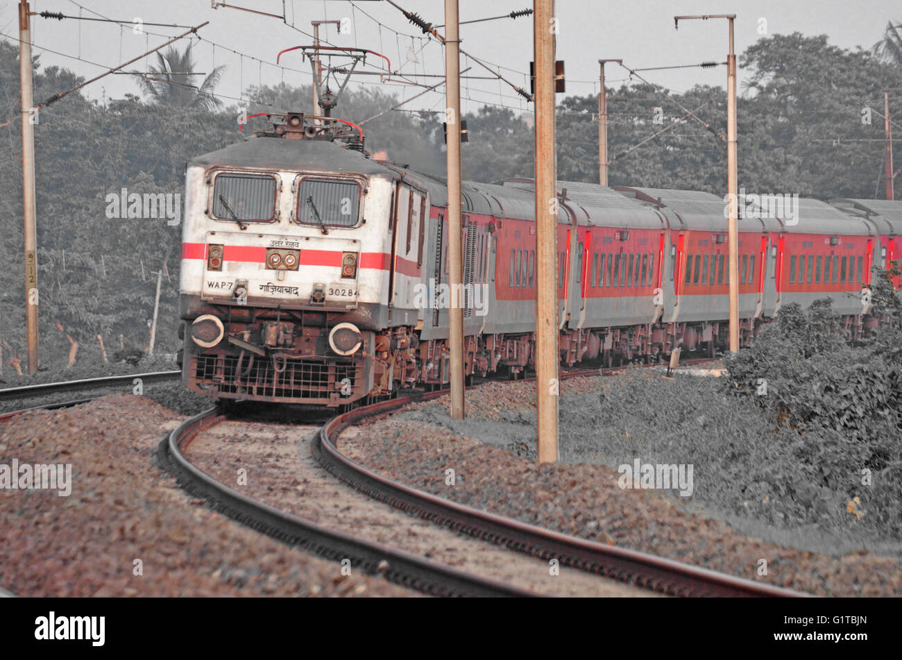 Howrah-New Delhi Rajdhani Express rollt aus einer Kurve, Westbengalen, Indien Stockfoto