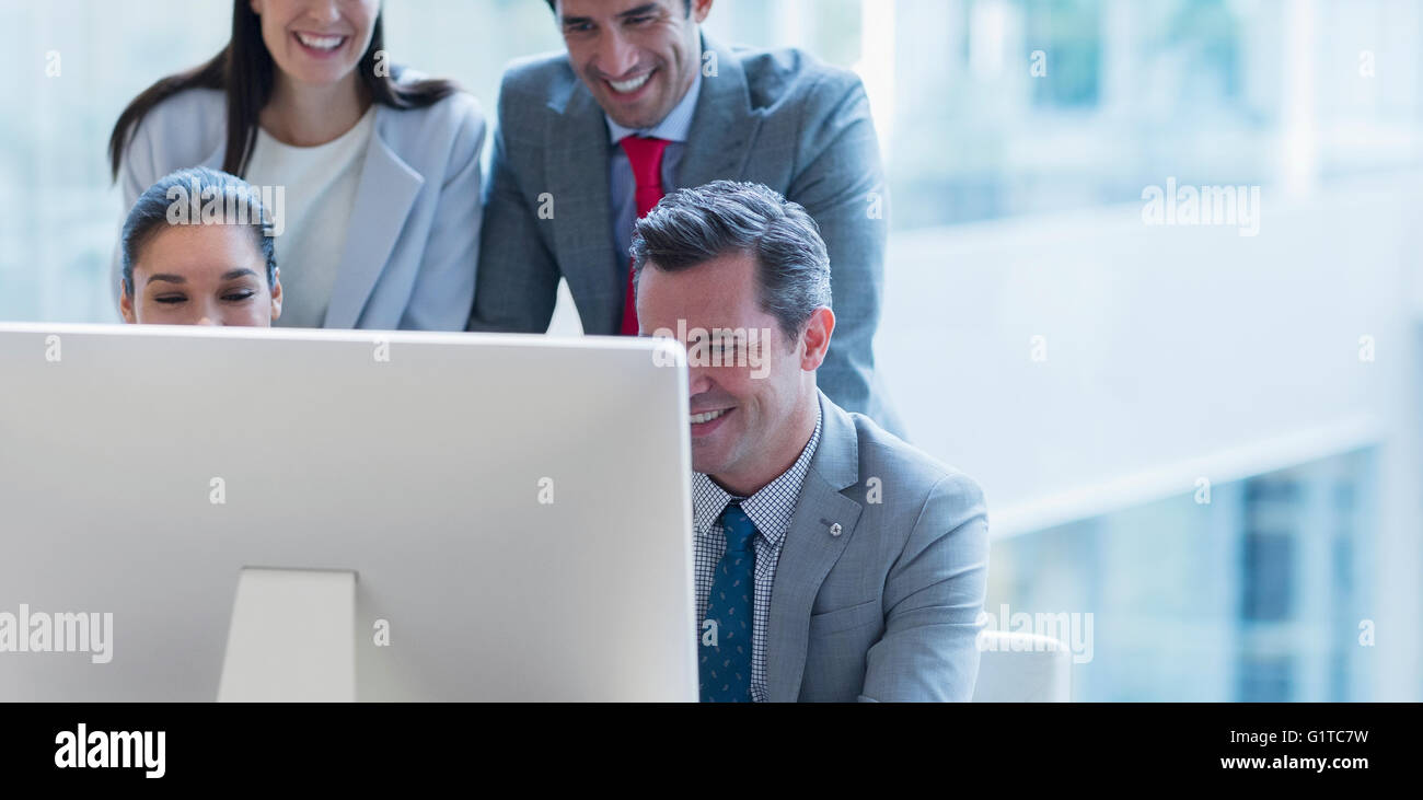 Geschäftsleute, die am Computer in sonnigen Büro Stockfoto