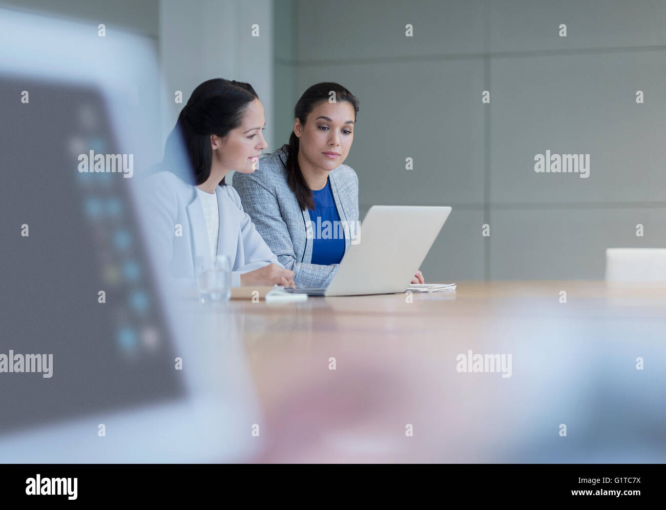 Geschäftsfrauen, die Arbeiten am Laptop im Konferenzraum Stockfoto