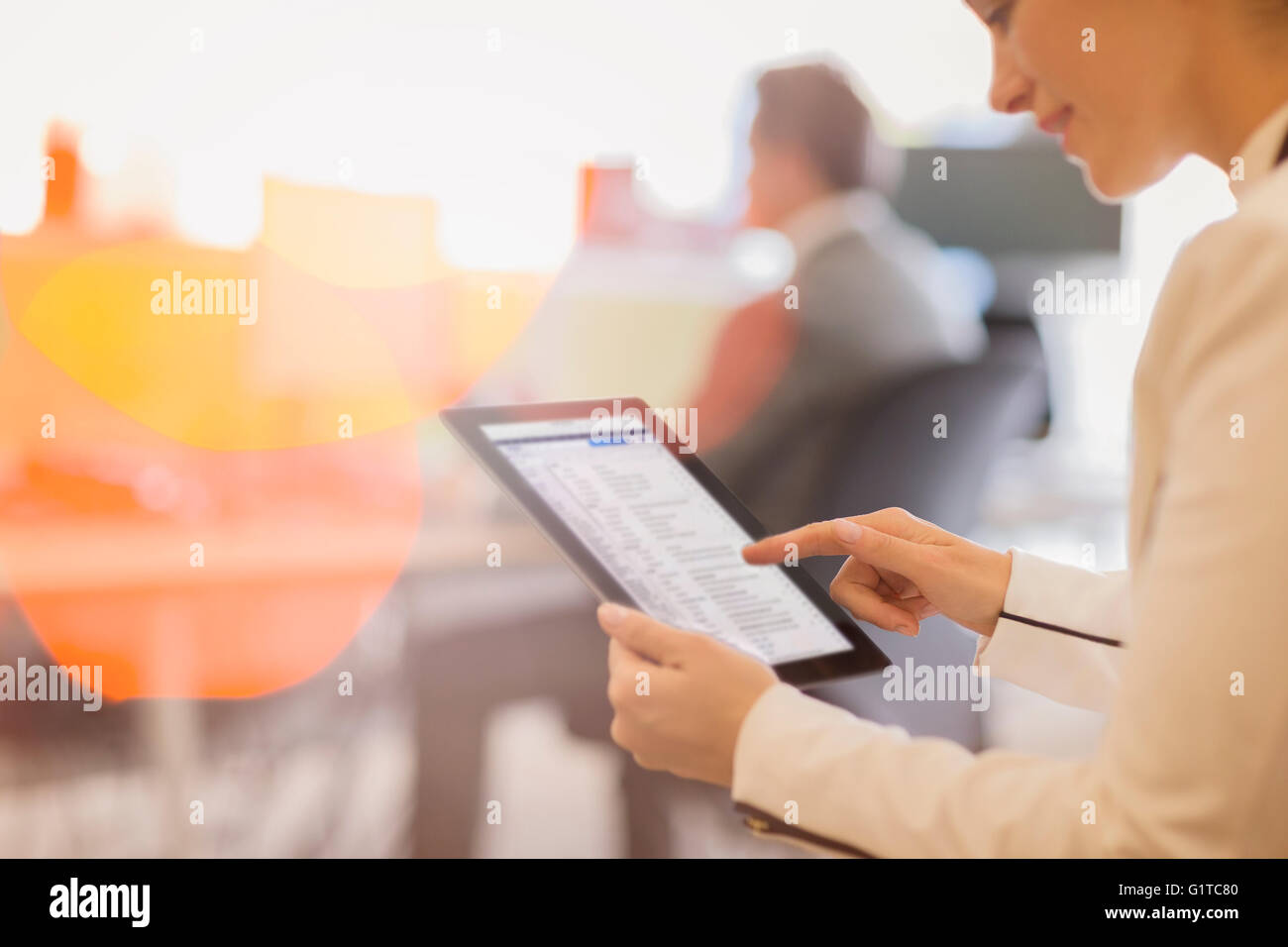 Geschäftsfrau mit digitalen Tablette im Büro Stockfoto