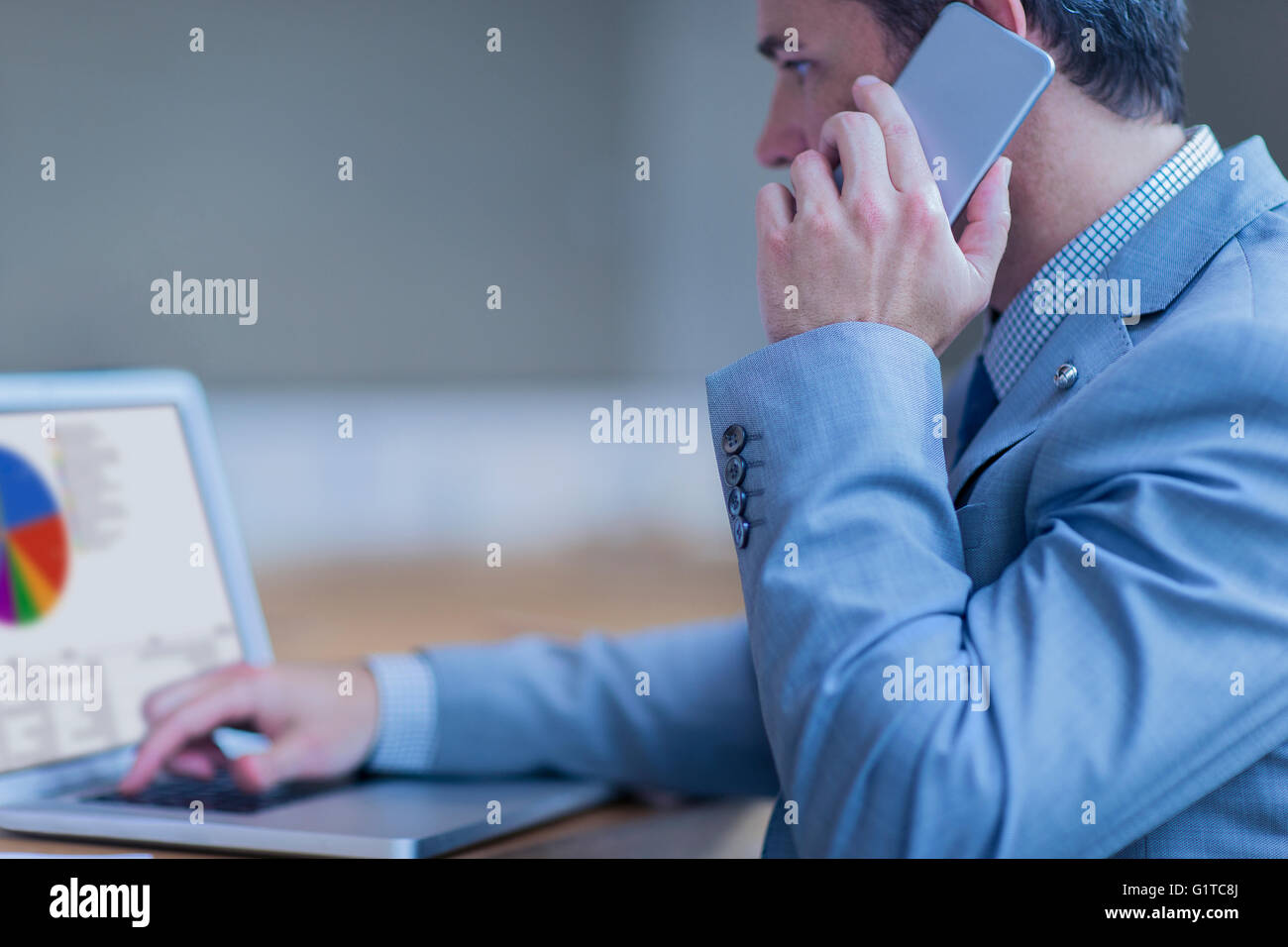 Geschäftsmann am Handy sprechen und arbeiten am laptop Stockfoto