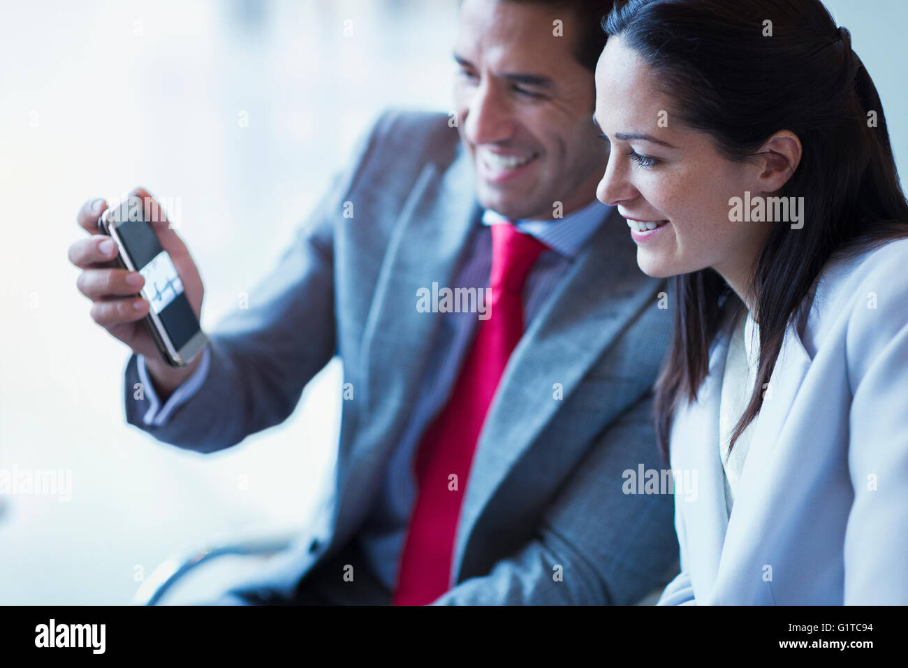 Geschäftsmann, Geschäftsfrau Handy video zeigen Stockfoto