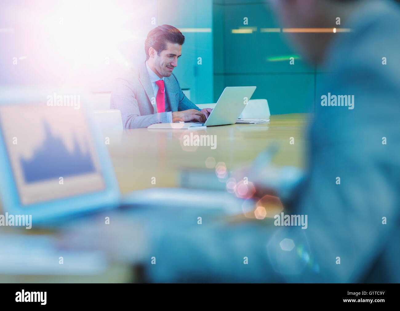 Geschäftsmann, arbeiten am Laptop im Konferenzraum Stockfoto