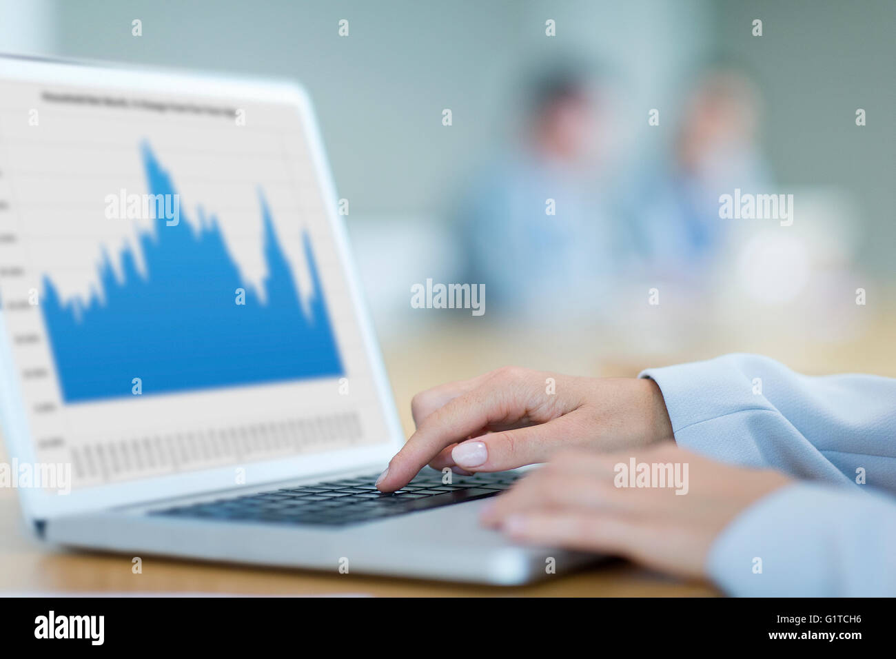 Nahaufnahme von Geschäftsfrau mit Laptop im Konferenzraum Stockfoto