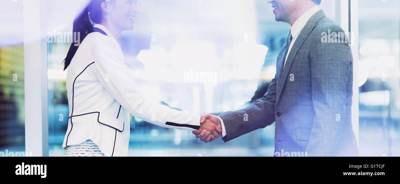 Unternehmer und Unternehmerin Handshake im Büro Stockfoto