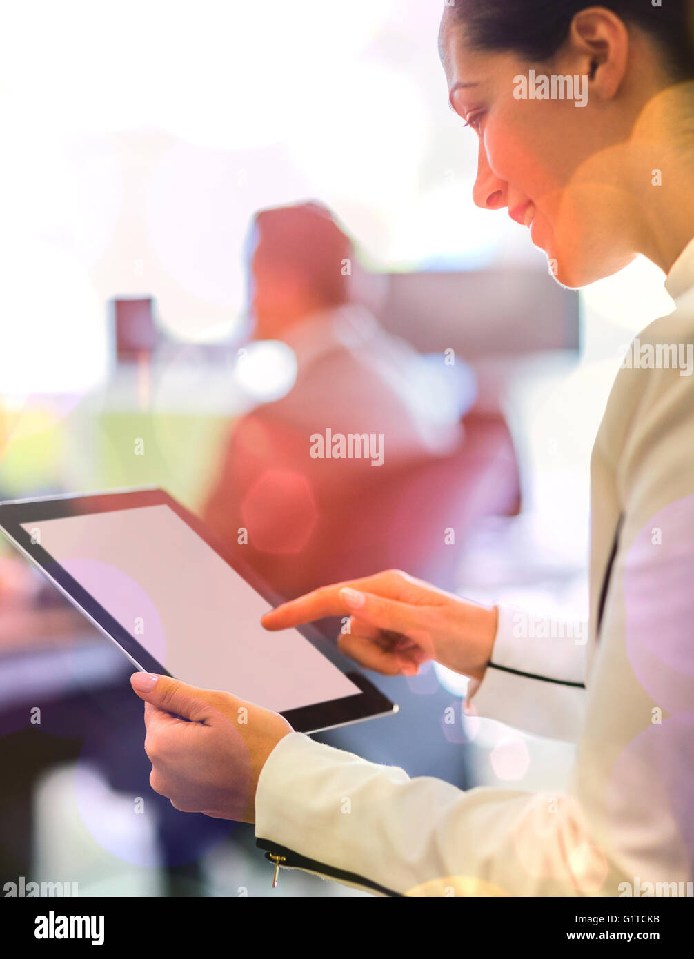 Geschäftsfrau mit digitalen Tablette im Büro Stockfoto