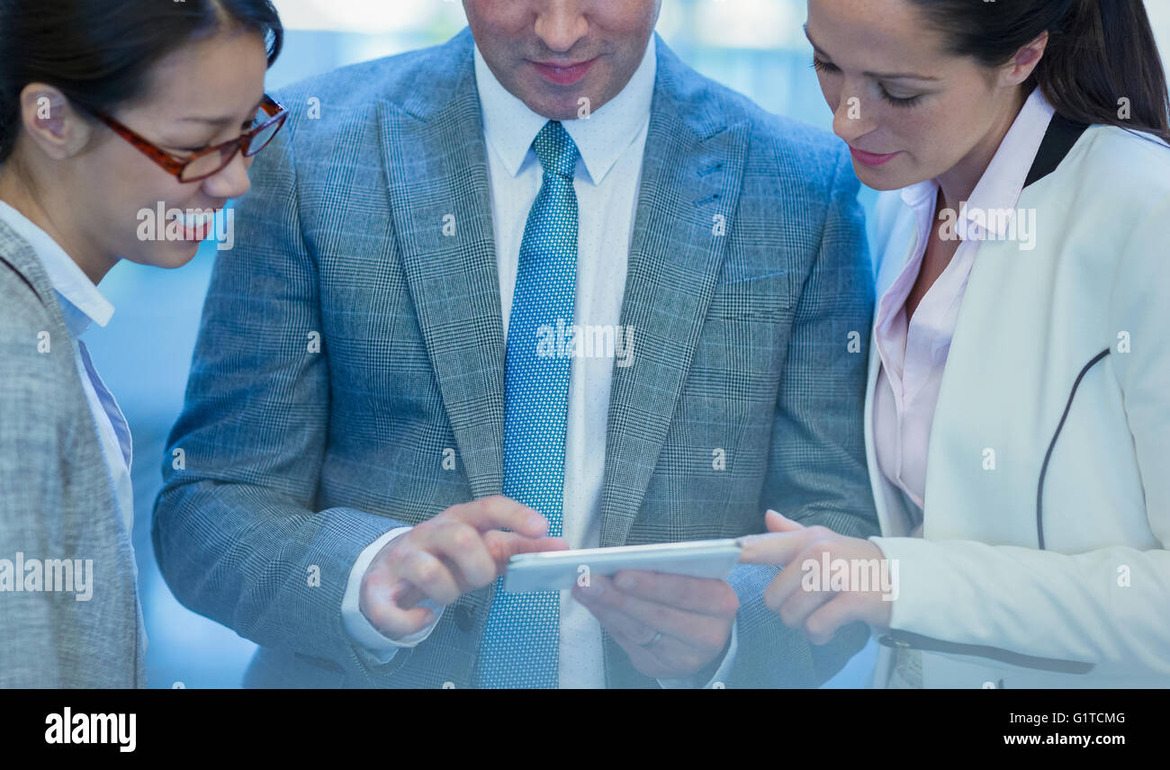 Geschäftsleute, die mit digital-Tablette Stockfoto