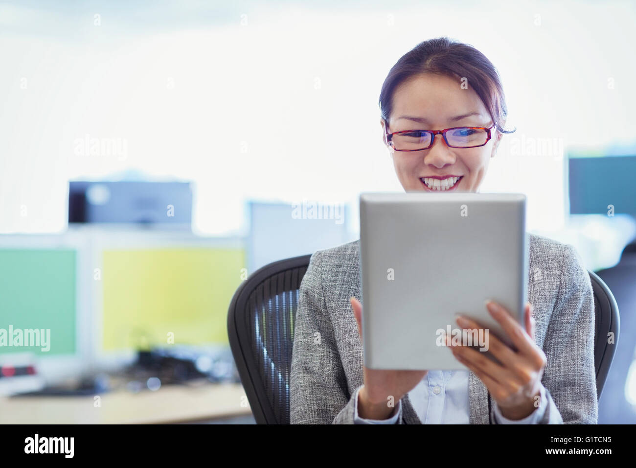 Lächelnde Geschäftsfrau mit digital-Tablette in office Stockfoto