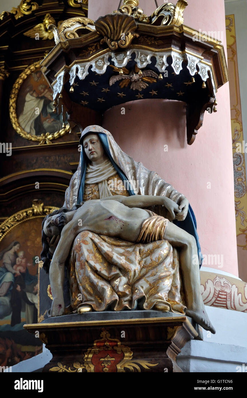 Statue der Maria hält den Leichnam Jesu, in der katholischen Kirche St. Joseph in Beilstein, auf der Mosel River, Deutschland. Stockfoto