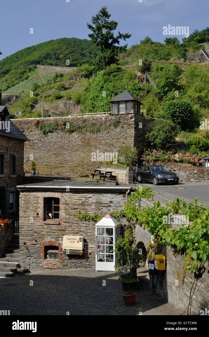 Ruhige Ecke des Beilstein, auf der Mosel River, Deutschland, mit einer Telefonzelle und ein Zigarettenautomat im Blick. Stockfoto