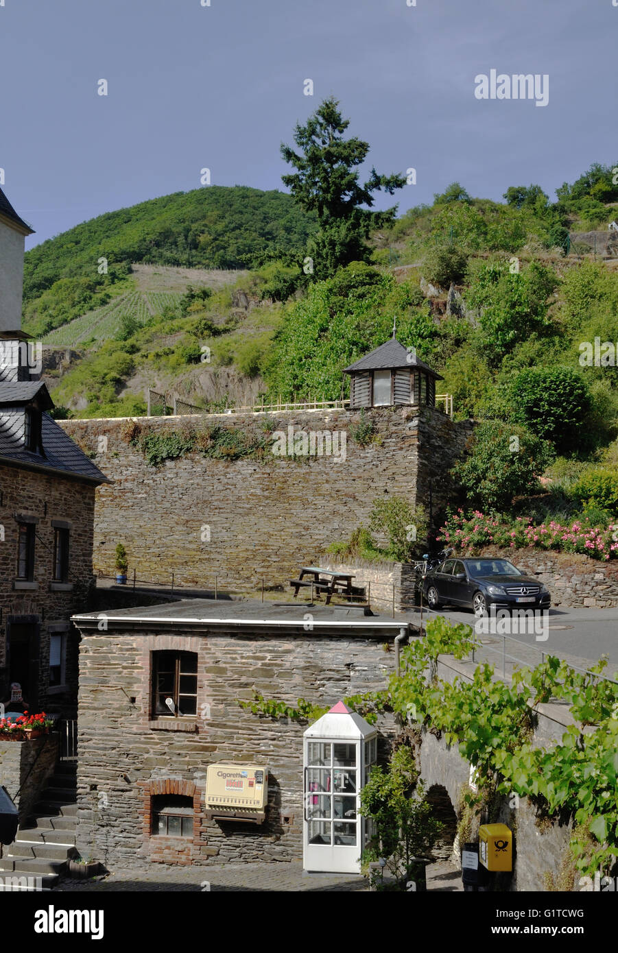 Ruhige Ecke des Beilstein, auf der Mosel River, Deutschland, mit einer Telefonzelle und ein Zigarettenautomat im Blick. Stockfoto