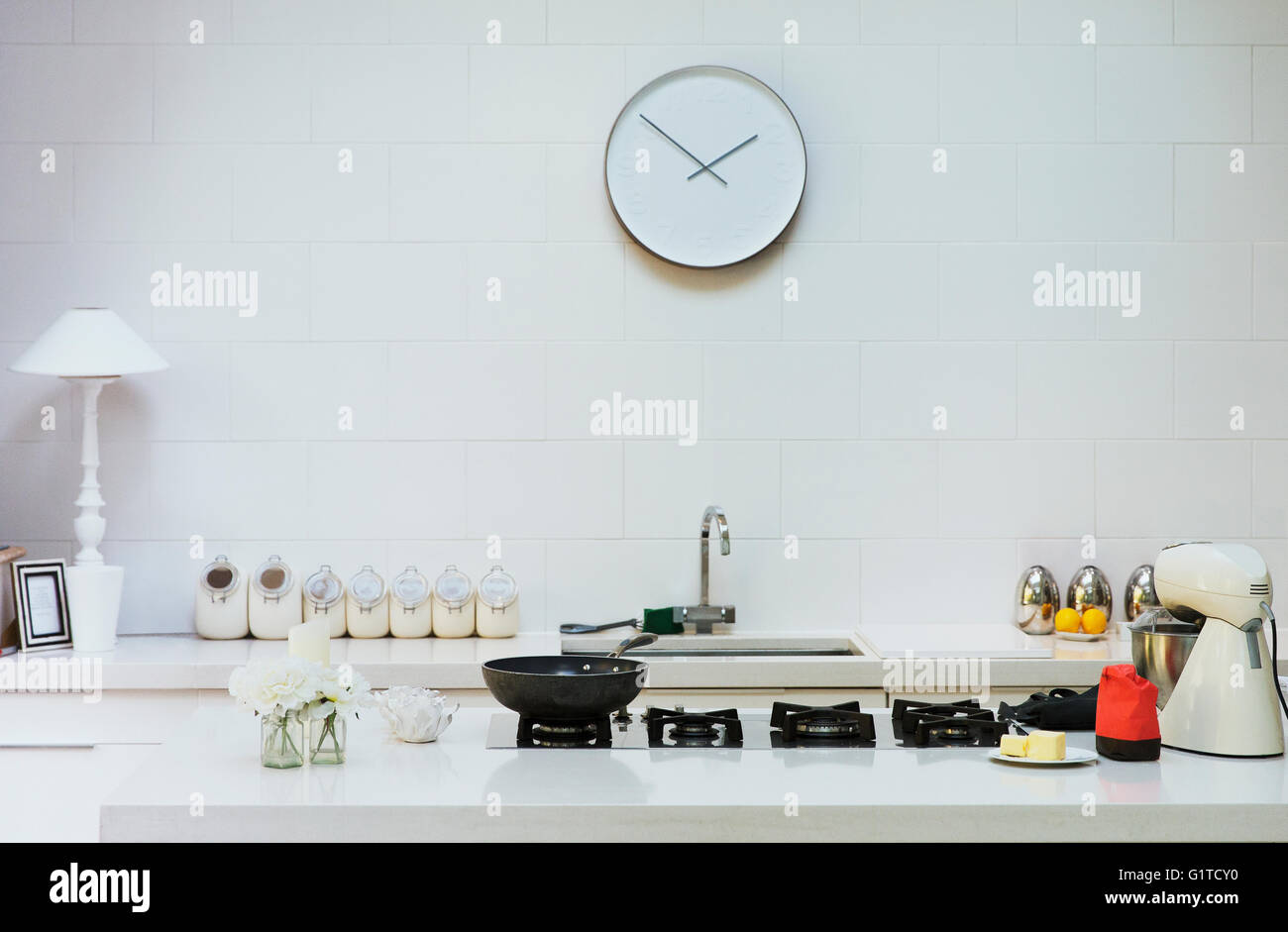 Moderne Uhr an Wand in Küche Stockfoto