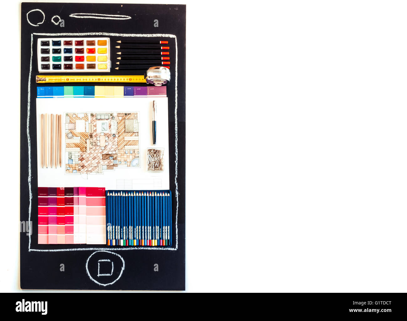 Smartphone auf einer Tafel. Wohnung lag der Innenarchitekt und Architekt Arbeitsraum Stockfoto