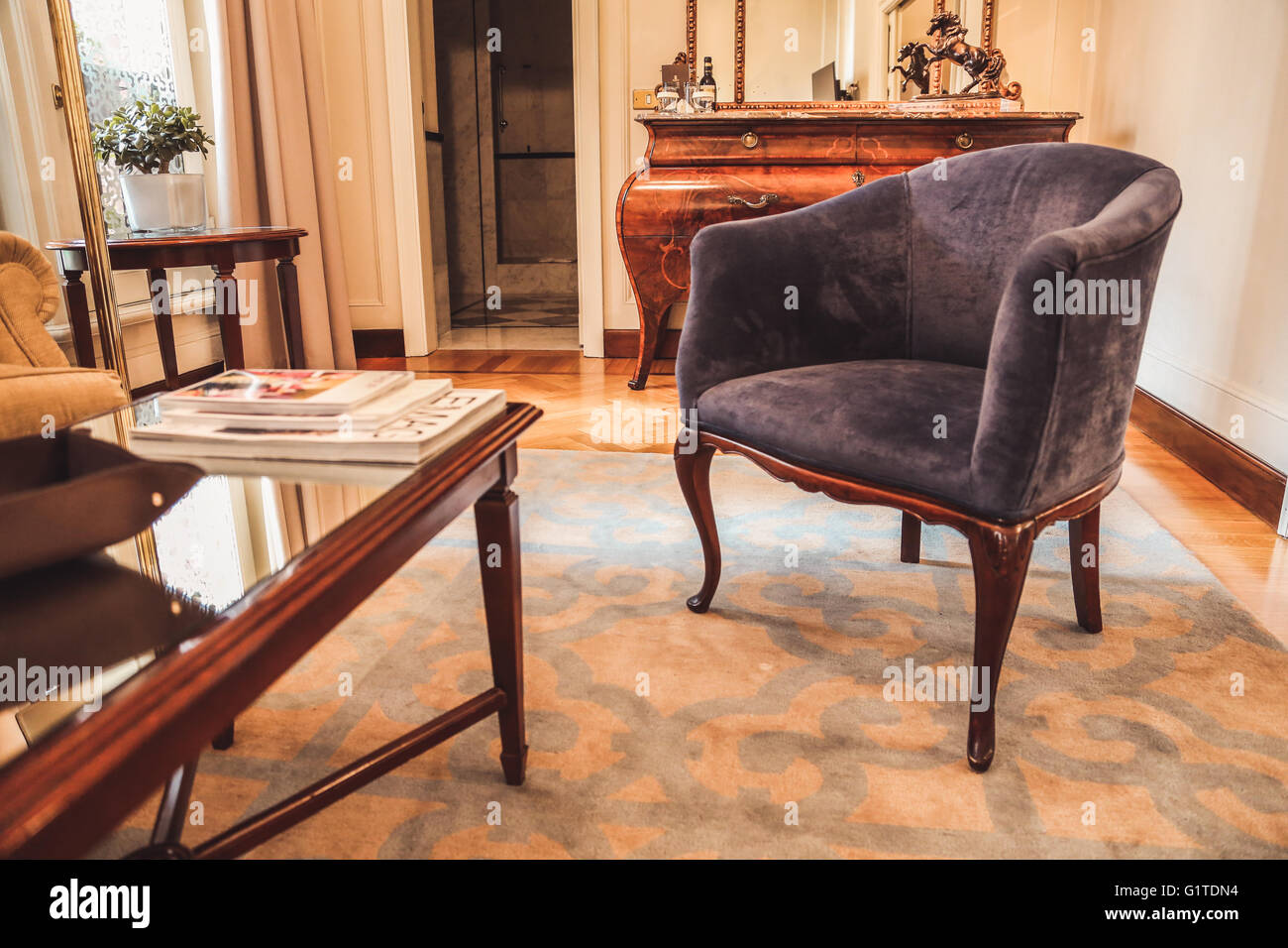 Sessel und Tisch im Wohnzimmer Stockfoto
