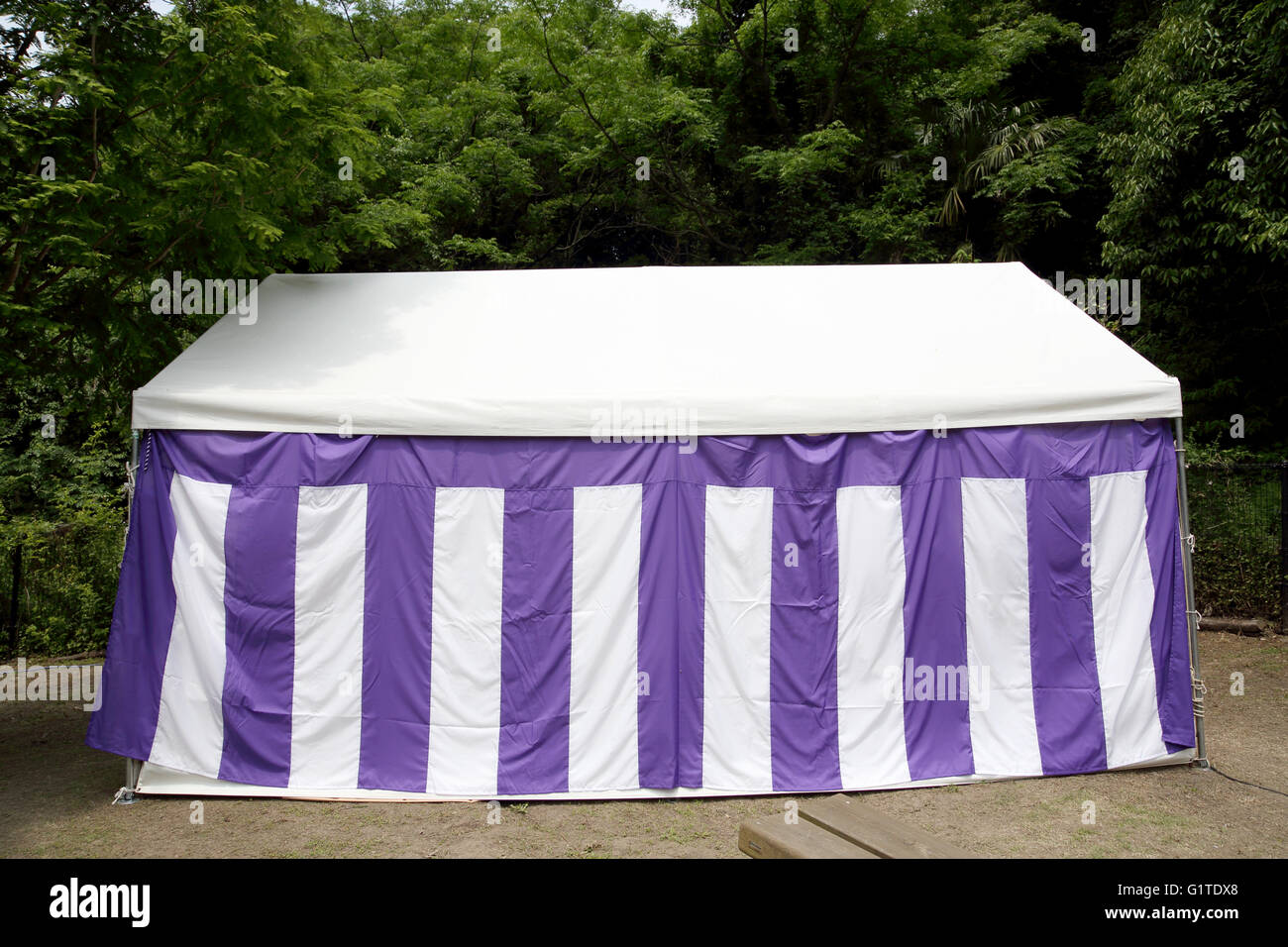 großen weißen Zelt für Veranstaltung in einem öffentlichen park Stockfoto