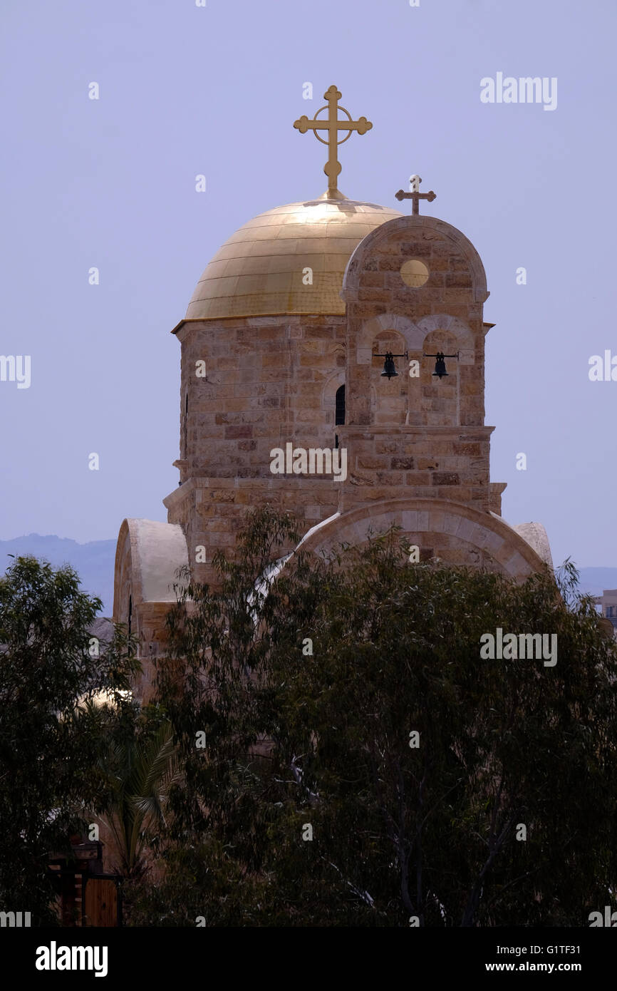 Ansicht der Griechisch-orthodoxen Kirche von Johannes dem Täufer in die taufstelle Al-Maghtas offiziell bekannt als bethanien als den traditionellen Ort der Taufe Jesu durch Johannes den Täufer am östlichen Ufer des Jordan in Jordanien entfernt Stockfoto