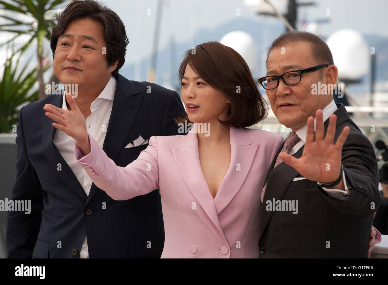 Cannes, Frankreich. 18. Mai 2016. Schauspieler Kwak Do-Won, Chun Woo Hee Schauspielerin und Schauspieler Kunimura Jun bei The Strangers (Goksung)-Film-Foto-Shooting auf dem 69. Cannes Film Festival Mittwoch, 18. Mai 2016, Cannes, Frankreich. Bildnachweis: Doreen Kennedy/Alamy Live-Nachrichten Stockfoto