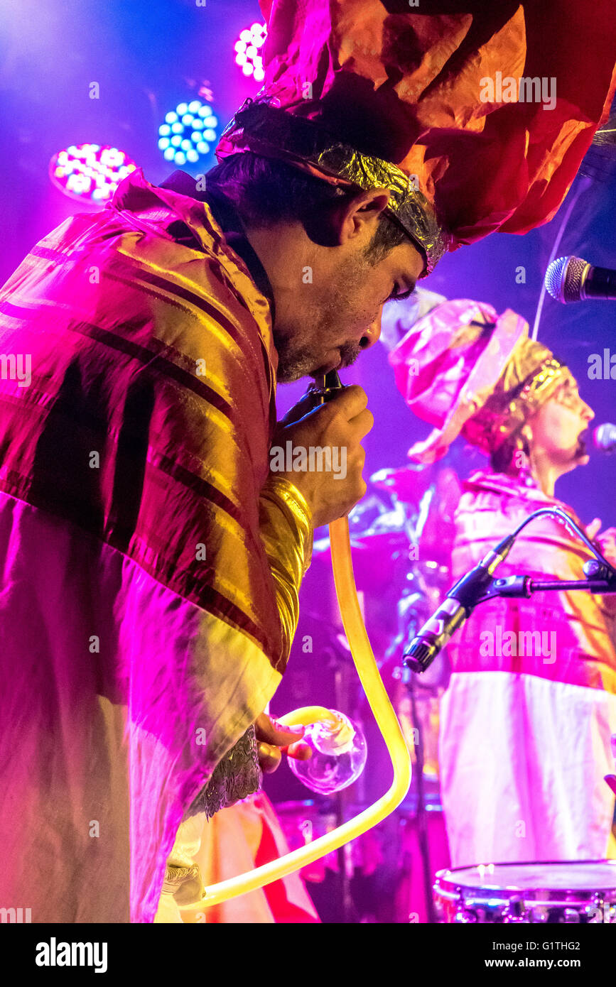 Brighton, UK. 18. Mai 2016. Brighton Fringe Spiegelzelt König Lagune fliegen Swordfish Tanz Band. Eine Multi-dimensionale, psychedelische, Afro-Latin Dance Band komplett mit seiner ganz eigenen Geruch Techniker und kosmische Licht-Show. Bildnachweis: Julia Claxton/Alamy Live-Nachrichten Stockfoto
