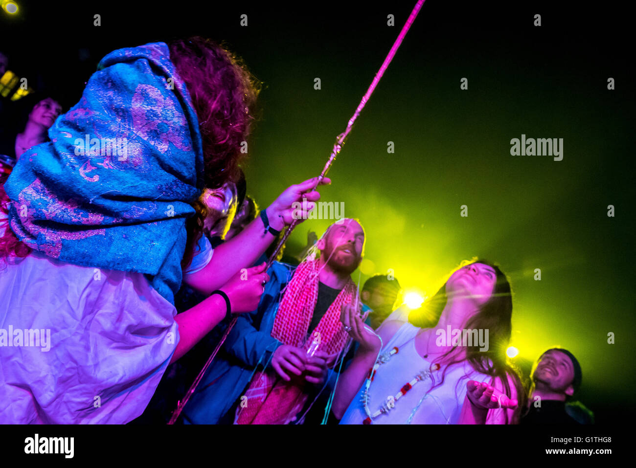 Brighton, UK. 18. Mai 2016. Brighton Fringe Spiegelzelt König Lagune fliegen Swordfish Tanz Band. Eine Multi-dimensionale, psychedelische, Afro-Latin Dance Band komplett mit seiner ganz eigenen Geruch Techniker und kosmische Licht-Show. Bildnachweis: Julia Claxton/Alamy Live-Nachrichten Stockfoto
