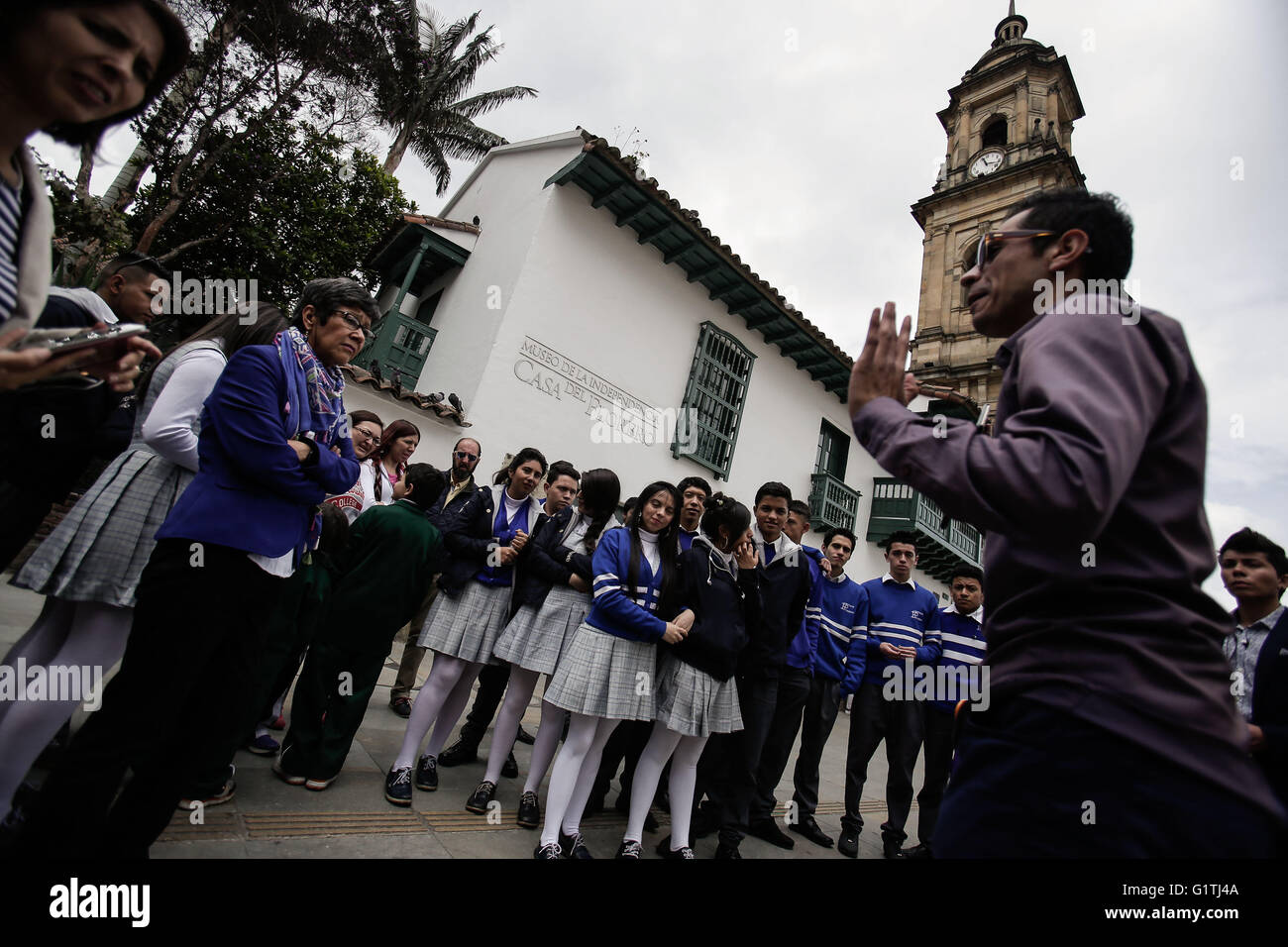 Bogota, Kolumbien. 18. Mai 2016. Ein Museumsführer leitet einen Besuch für Studenten und Anwohner auf den Internationalen Museumstag im Museum der Unabhängigkeit "Casa del Florero" in Bogota, der Hauptstadt Kolumbiens, am 18. Mai 2016. © Jhon Paz/Xinhua/Alamy Live-Nachrichten Stockfoto