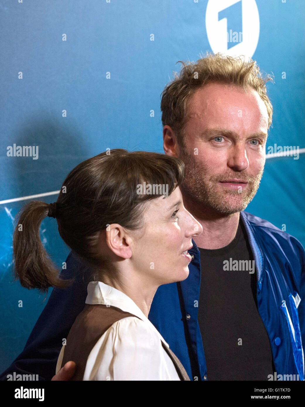 Berlin, Deutschland. 18. Mai 2016. Schauspieler Meret Becker (L) und Mark Waschke Pose für Fotografen vor der Premiere ihrer neuen Episode mit dem Titel "Wir - Ihr - Sie" (lit.) Wir - Sie - sie) von der deutschen TV-Serie Tatort (lit.) Tatort), in Berlin, Deutschland, 18. Mai 2016. Foto: PAUL ZINKEN/Dpa/Alamy Live News Stockfoto