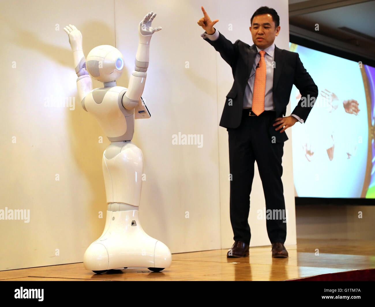 Tokio, Japan. 19. Mai 2016. Japanische Telecom Riesen Softbank humanoide Roboter Pfeffer (L) zeigt Googles Android-Anwendung mit Softbank Robotics executive Kazutaka Hasumi auf einer Pressekonferenz am Sitz Softbank in Tokio auf Donnerstag, 19. Mai 2016. Pfeffer wird Googles Android OS und das Presales-Modelle unterstützen, für Entwickler ab Juli 2016 beginnen werden. Und SoftBank bietet ein Software Development Kit "Pfeffer SDK für Android Studio" ermöglicht die Entwicklung von RoboApps auf die Android-Plattform. Kredite: Yoshio Tsunoda/AFLO/Alamy Live-Nachrichten Stockfoto