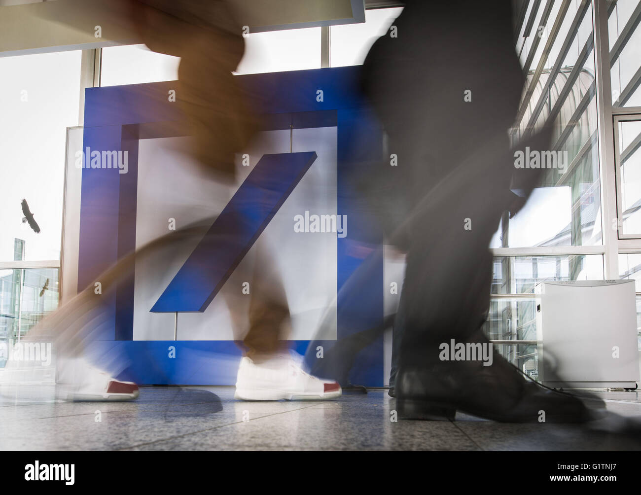 Frankfurt am Main, Deutschland. 19. Mai 2016. Eine langer Belichtungszeit Bild zeigt Deutsche Bank-Aktionären ein Firmenlogo vor der ordentlichen Hauptversammlung der deutschen Finanzdienstleistungs-Unternehmen in Frankfurt Am Main, Deutschland, 19. Mai 2016 vorbeigehen. Bildnachweis: Dpa picture Alliance/Alamy Live News Stockfoto
