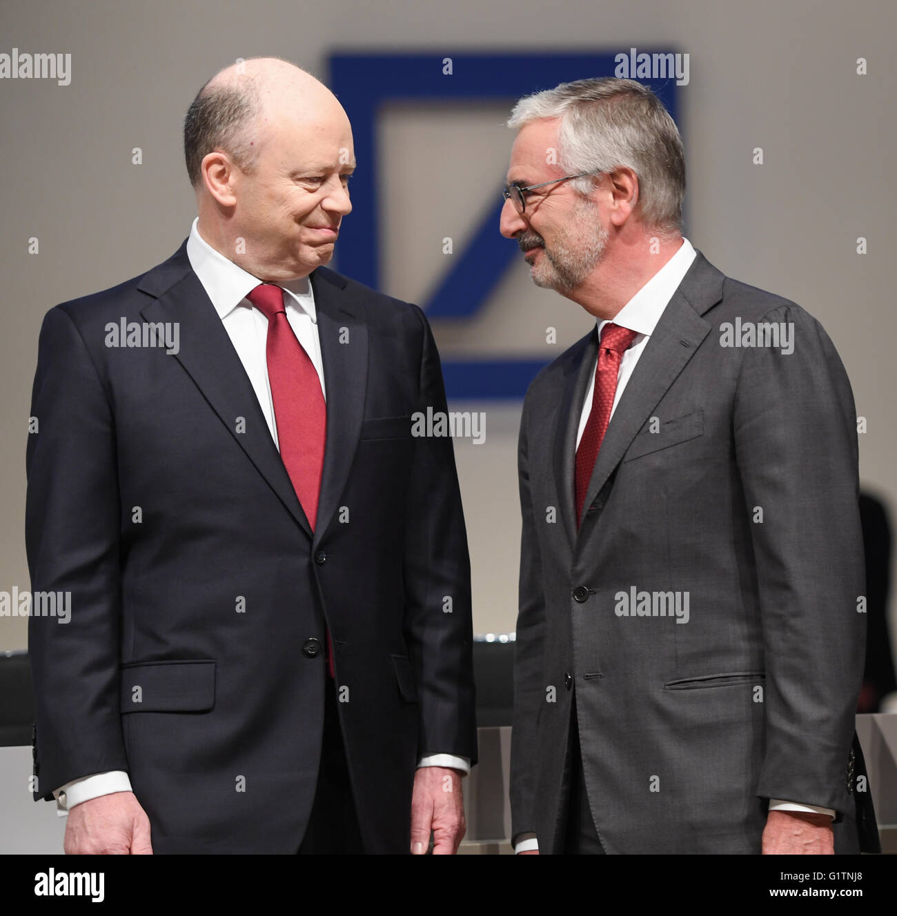 Frankfurt am Main, Deutschland. 19. Mai 2016. Deutsche Bank-co-Chef John Cryan (L) und Aufsichtsratsvorsitzender Paul Achleitner sprechen im Vordergrund des Firmenlogos auf der ordentlichen Hauptversammlung der deutschen Finanzdienstleistungs-Unternehmen in Frankfurt Am Main, Deutschland, 19. Mai 2016. Bildnachweis: Dpa picture Alliance/Alamy Live News Stockfoto