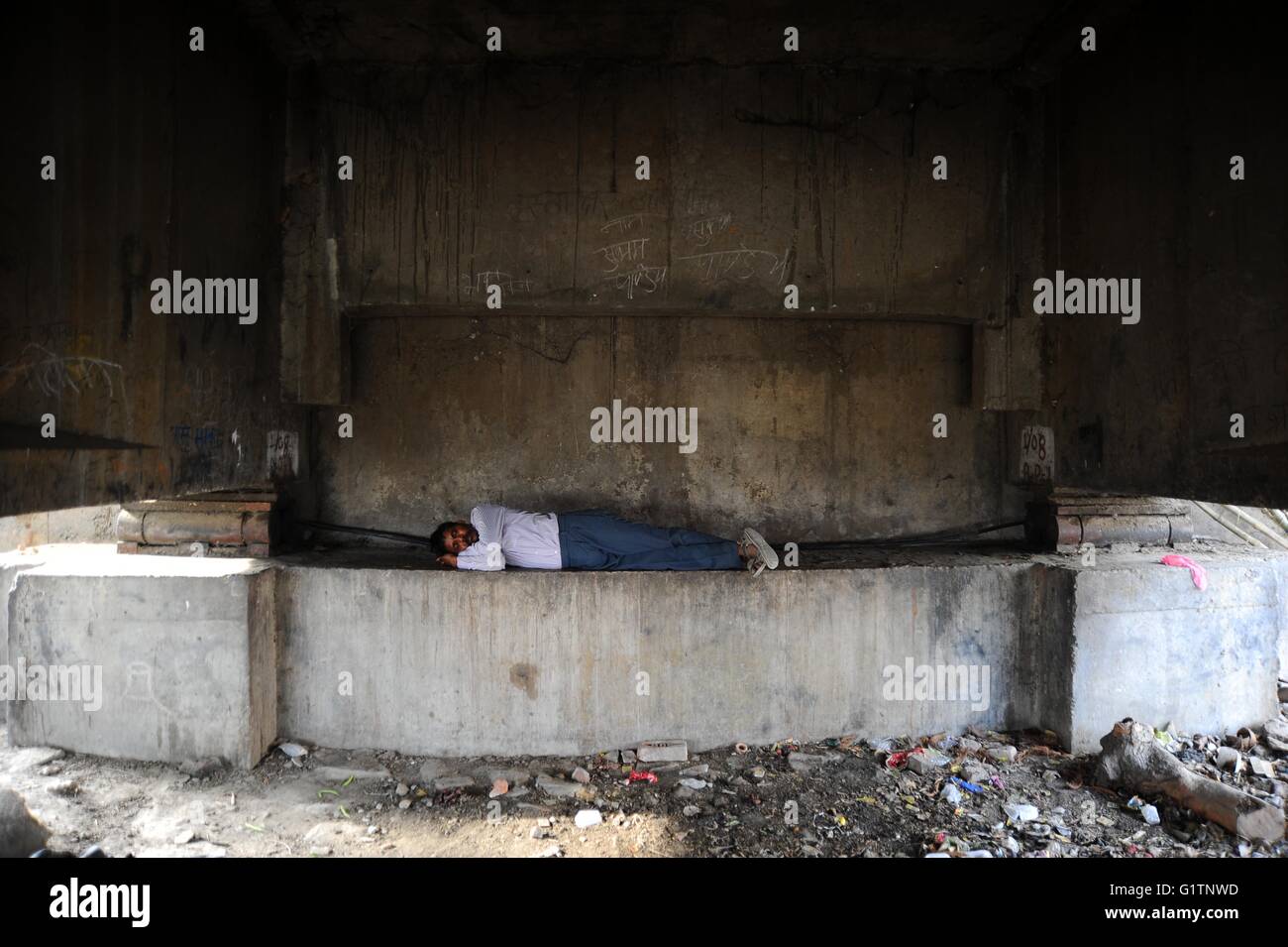 Allahabad, Uttar Pradesh, Indien. 19. Mai 2016. Ein indischer Mann schlafen unter einer Brücke am Fluss Yamuna an einem heißen Tag in Allahabad. © Prabhat Kumar Verma/ZUMA Draht/Alamy Live-Nachrichten Stockfoto